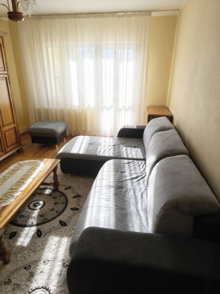 Închiriez apartament cu trei camere, etaj 3, zona Sens,cu loc de parcare!