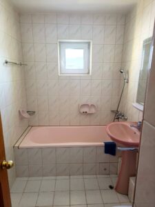 Închiriez apartament cu trei camere, etaj 3, zona Sens,cu loc de parcare!
