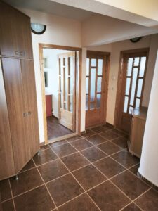 Închiriez apartament cu trei camere, etaj 3, zona Sens,cu loc de parcare!