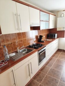 Închiriez apartament cu trei camere, etaj 3, zona Sens,cu loc de parcare!