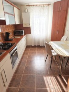 Închiriez apartament cu trei camere, etaj 3, zona Sens,cu loc de parcare!
