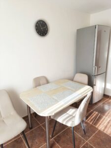 Închiriez apartament cu trei camere, etaj 3, zona Sens,cu loc de parcare!