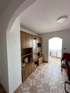 Închiriez apartament cu 2camere decomandat cu loc de parcare în zona Big.