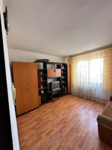 Închiriez apartament cu 2camere decomandat cu loc de parcare în zona Big.