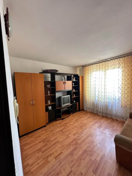 Închiriez apartament cu 2camere decomandat cu loc de parcare în zona Big.
