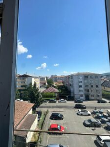 Închiriez apartament cu 2camere decomandat cu loc de parcare în zona Big.
