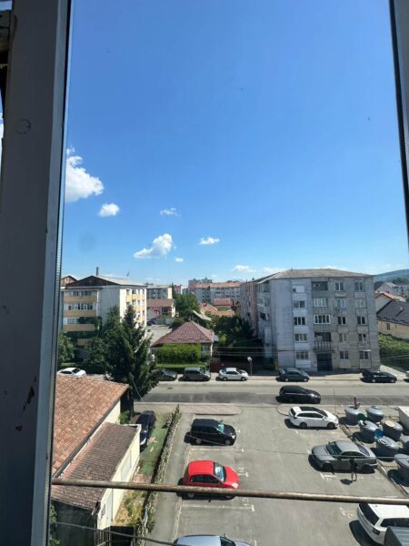Închiriez apartament cu 2camere decomandat cu loc de parcare în zona Big.