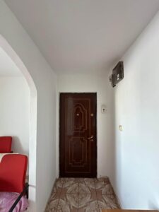Închiriez apartament cu 2camere decomandat cu loc de parcare în zona Big.